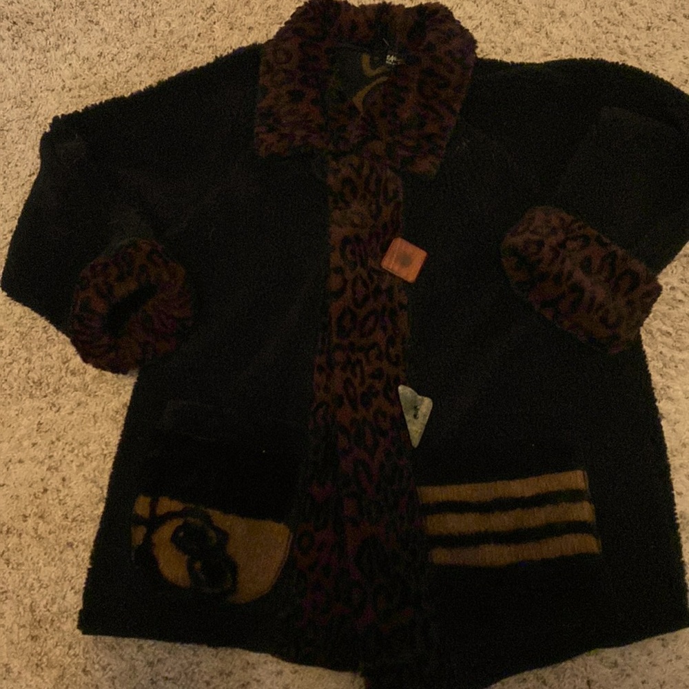 Beautiful new without tags Lee Andersen plush coat in size. 2 which is m/l